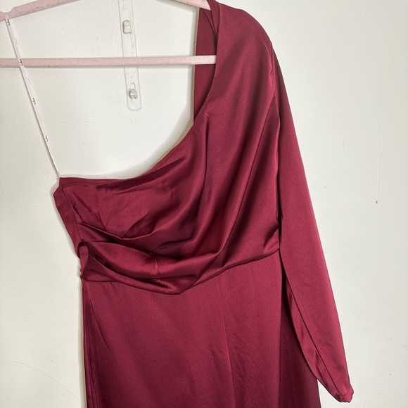 Lulu’s Wine Red Burgundy Satin One-Shoulder Jumpsuit size XL - Picture 5 of 14